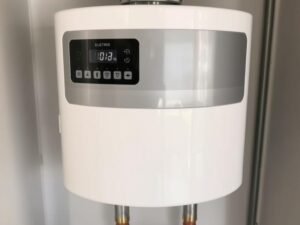 سخان كهربائي حديث مع لوحة تحكم رقمية لتركيب سخانات المنزل