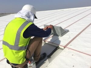 صيانة دورية لعازل أسطح في منطقة الدسمة