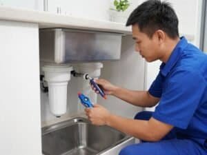 فني صحي الكويت يقوم بتركيب فلتر مياه