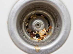 أسباب انسداد البالوعات والأنابيب مثل تراكم الشعر والدهون