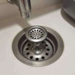 العناية بمصارف المطبخ والحمام لمنع الانسدادات