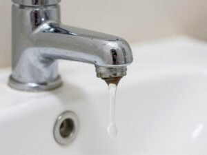 تسريب مياه من صنبور في الحمام يحتاج إلى صيانة