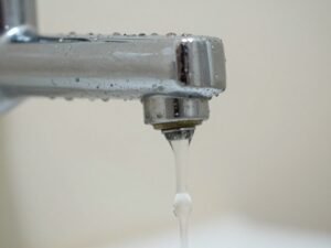 تسريب مياه من صنبور يحتاج لتصليح سباكة