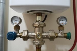 توصيلات سخان مركزي مع صمامات الأمان والتحكم في درجة الحرارة