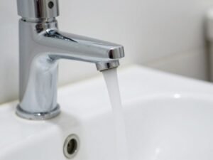 صنبور مياه بضغط ضعيف يحتاج لتصليح سباكة