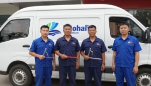 فريق فني محترف من شركة تركيب سخانات الكويت مع شعار الشركة وسيارة الخدمة