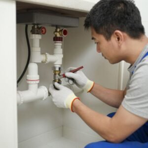 فني صحي يقوم بفحص دوري لنظام السباكة في منزل