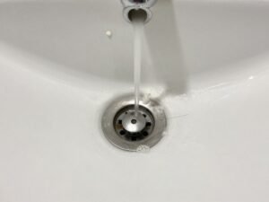 مصرف مسدود في الحمام يحتاج لتصليح سباكة