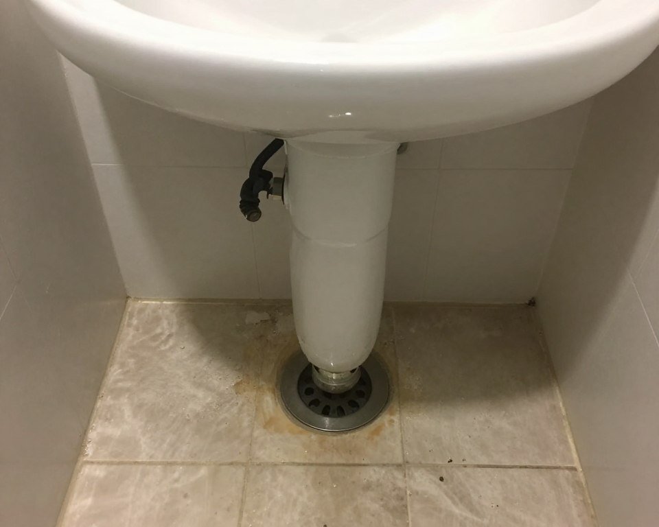 انسداد شديد في مجاري الحمام مع تراكم المياه
