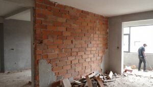 تكسير الجدران في مشروع تجديد منزل