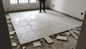 تكسير بلاط أرضيات في منزل كويتي