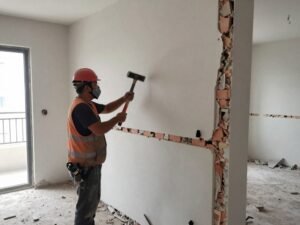 تكسير جدران داخلية بواسطة معلم تكسير