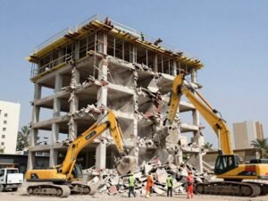 هدم مبنى تجاري في الكويت