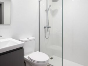 تركيب أدوات صحية في حمام حديث