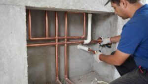 تمديدات صحية حديثة قيد التركيب في مبنى سكني بالكويت تمديدات صحية حديثة قيد التركيب في مبنى سكني بالكويت