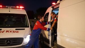 فني صحي طوارئ يستجيب لمكالمة عاجلة في الليل